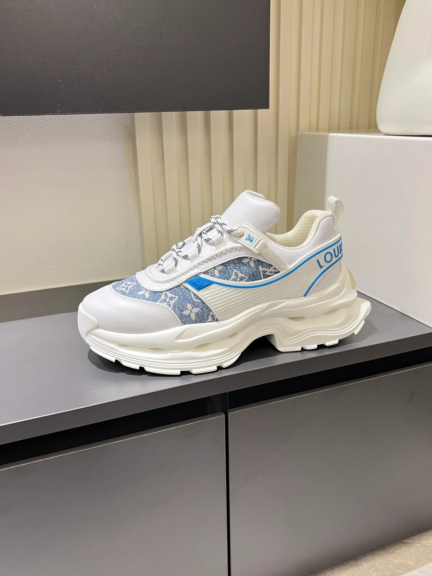 p600 "LOUI* VUITTO*" popular men's casual shoes, genuine development in Italy 💯Purchasing level quality ✔️The upper is made of first-layer cowhide, comfortable and soft sheepskin feet ⚡️ Fashionable and versatile, the toe last shape is firm and full, the soles are made from original LV molds and can be freely entered and exited the counter. Light and comfortable on the feet~Purely handmade, details determine quality! Size:39-44!
